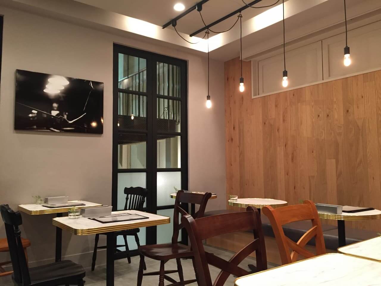 小さなカフェの内装デザイン！工事費用を抑える4つのポイント