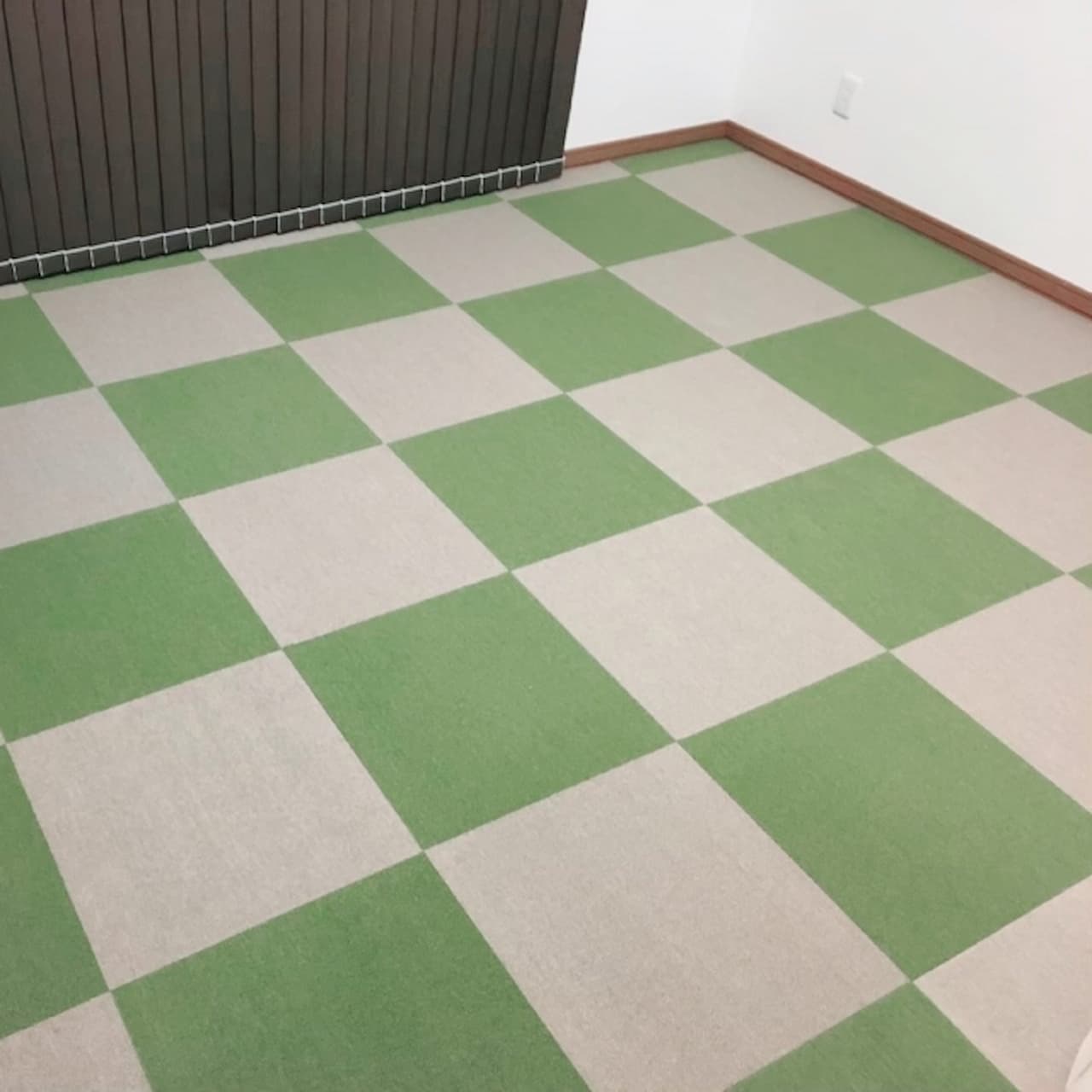 【施工会社が解説】タイルカーペットのメリット・デメリットは？ - パーテーション工事・間仕切工事のオフィスボール株式会社