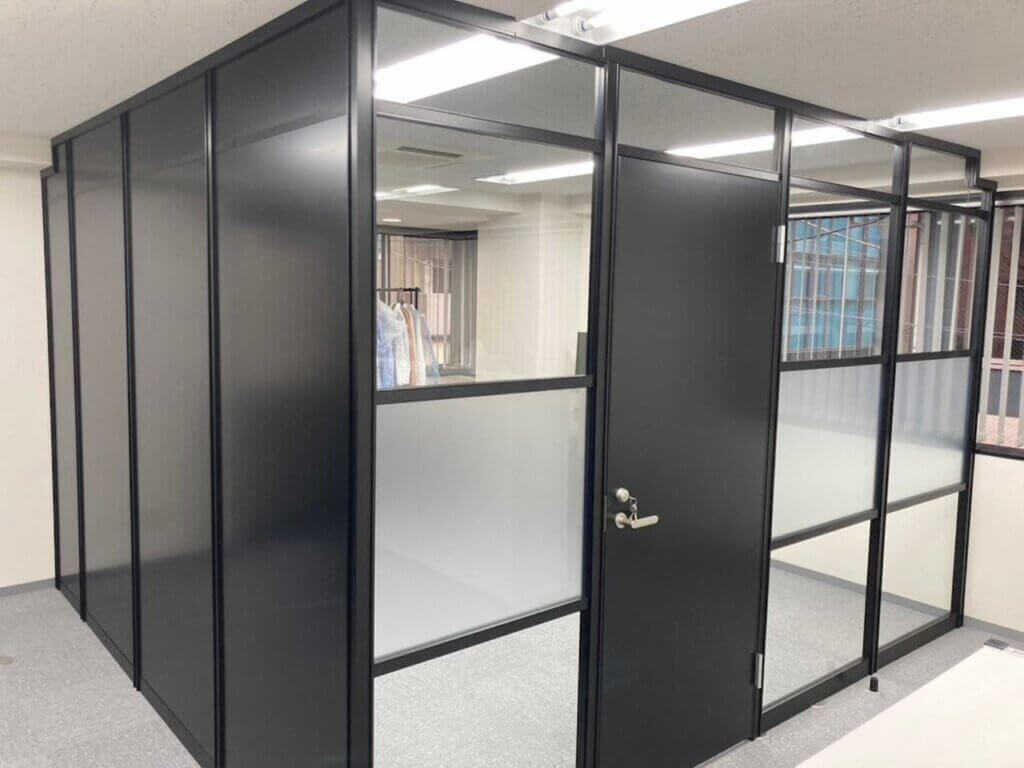 パネルを組み合わせた個室