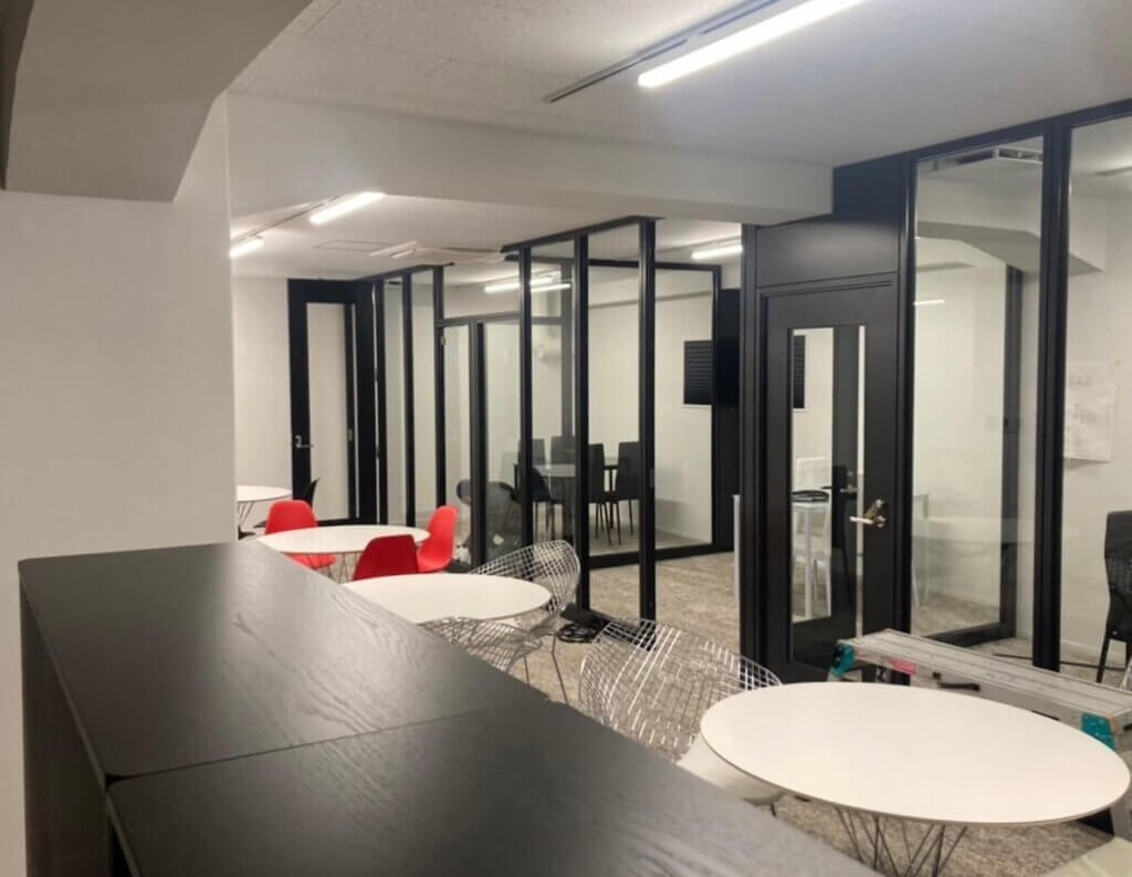 開放感のあるミーティングルーム