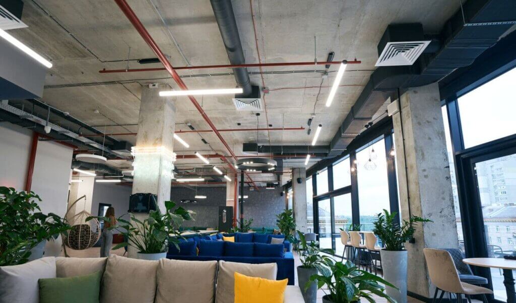 事例1.無機質な素材感に遊びを効かせたクリエイト空間