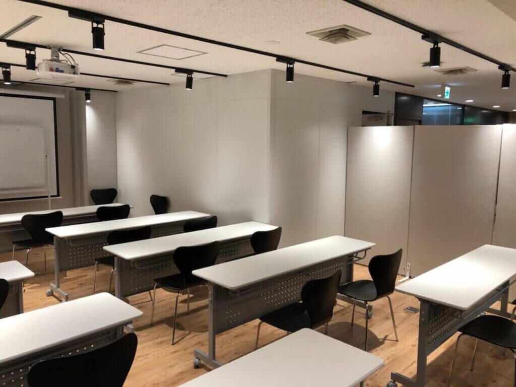 スチールパーテーションと組み合わせた事例