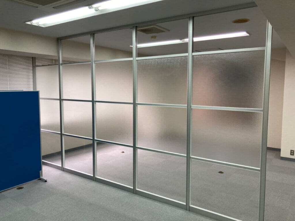 ガラスパーテーションでフロアを仕切った施工事例