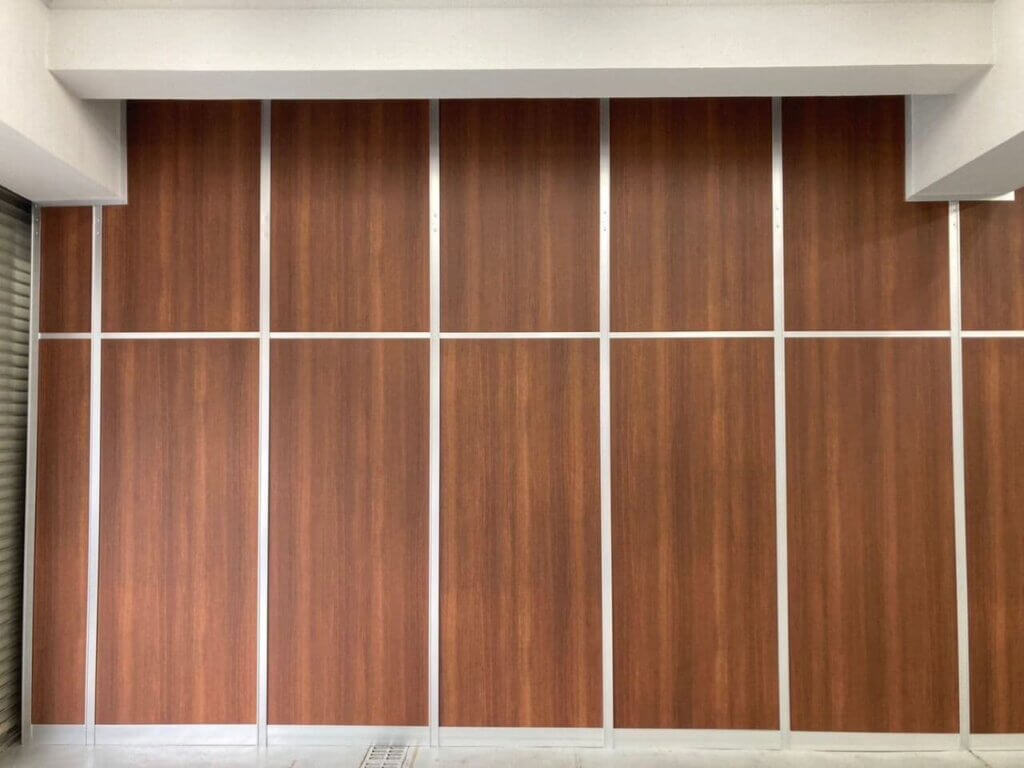 高さに対応したアルミパーテーションの施工事例