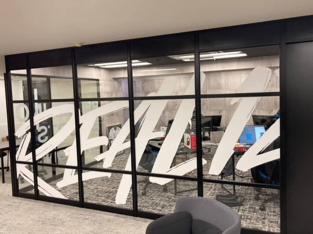 ガラスパーテーションで仕切ったデザイン性の高い会議室