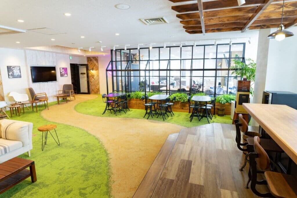 リラックスと交流を両立したカフェテイストオフィス