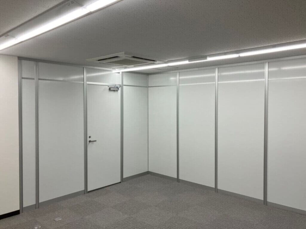 欄間を塞いだスチールパーテーションの施工例
