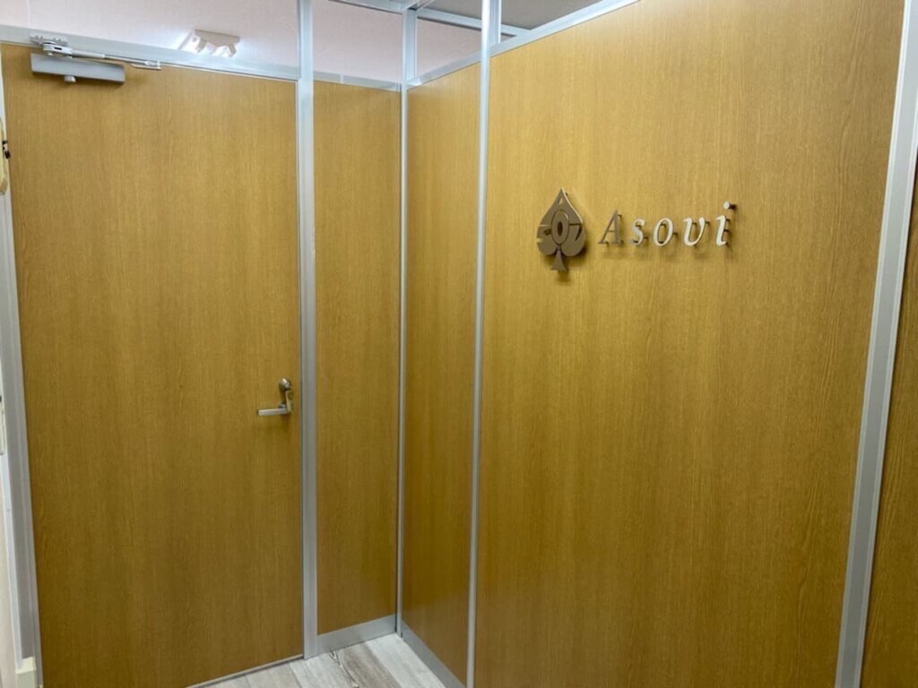 事例4:ステンレス切り文字+脚付き