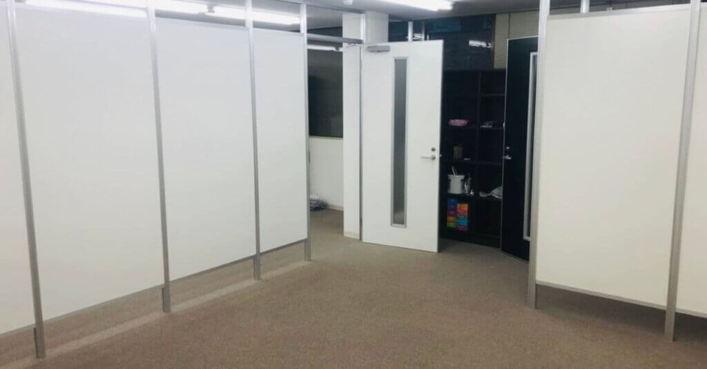 床から浮かせたパーテーションの施工例▼