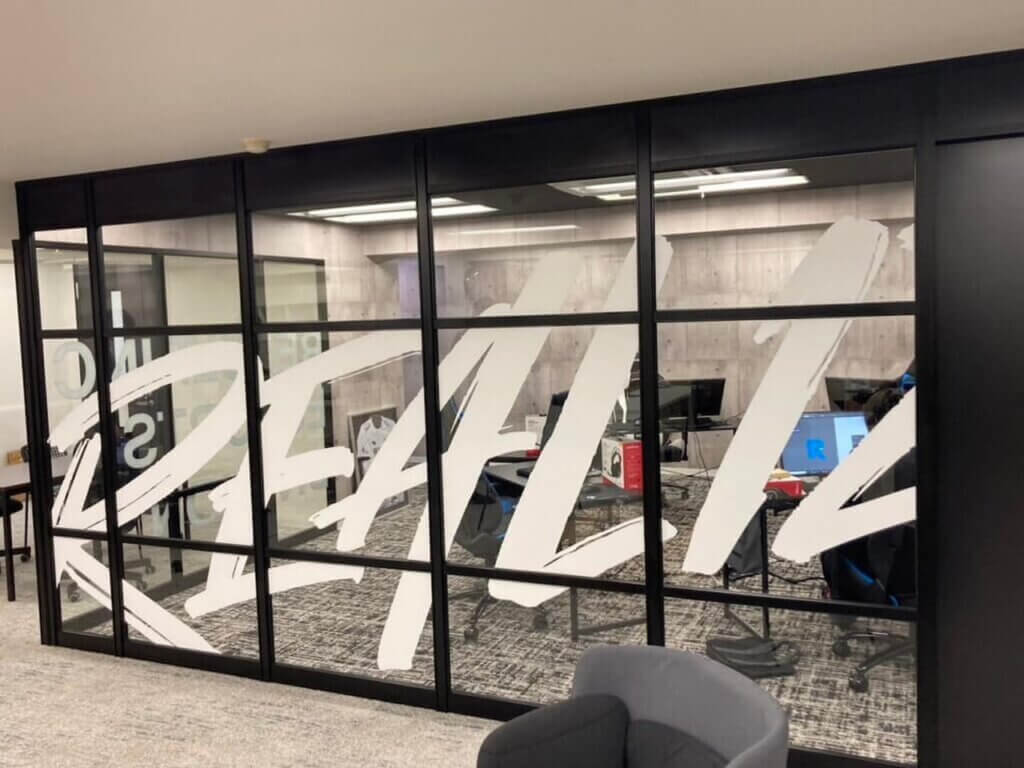 事例1:ガラス+シート張り