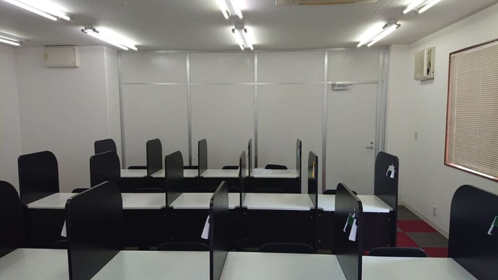 施工型パーテーションで囲う+各デスクにデスクトップを設置するイメージ