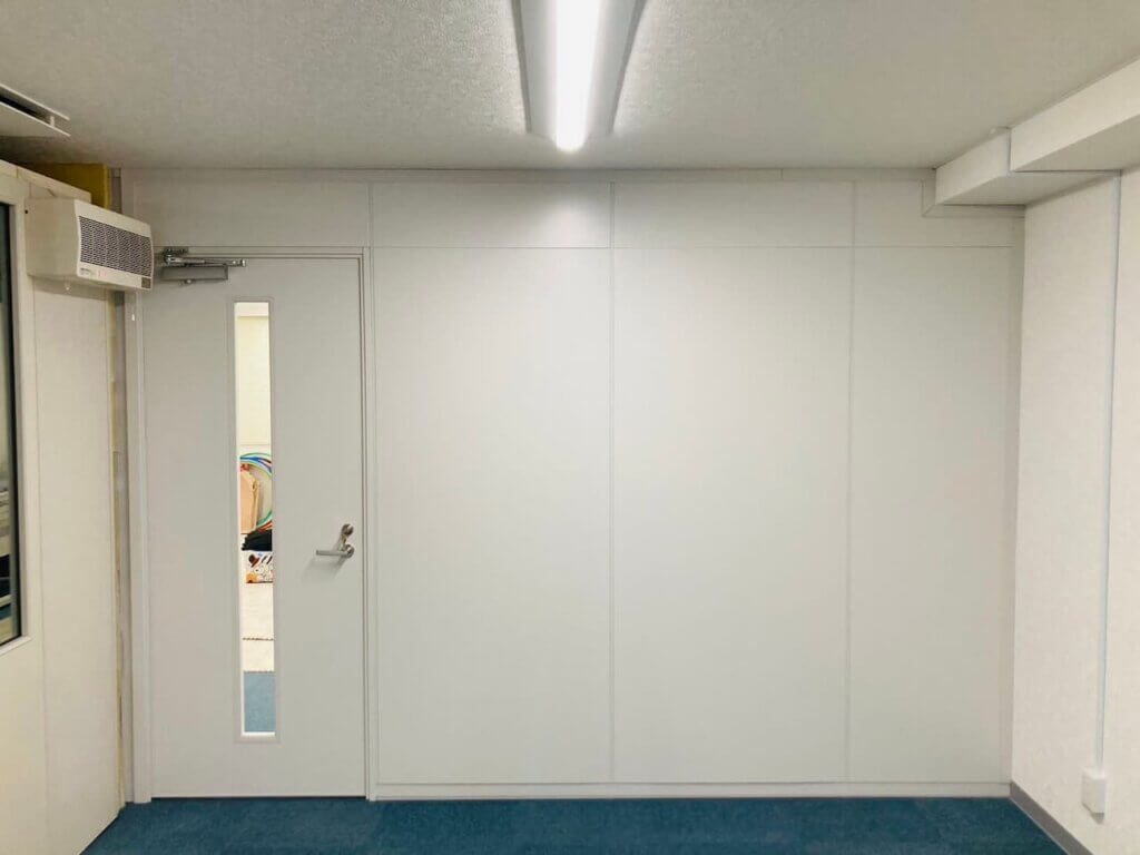 ・防音性の高いパーテーションや造作壁