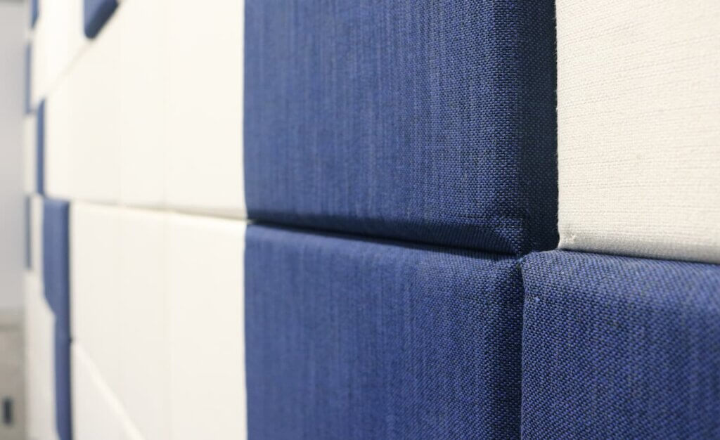壁に吸音材や遮音材を張る
