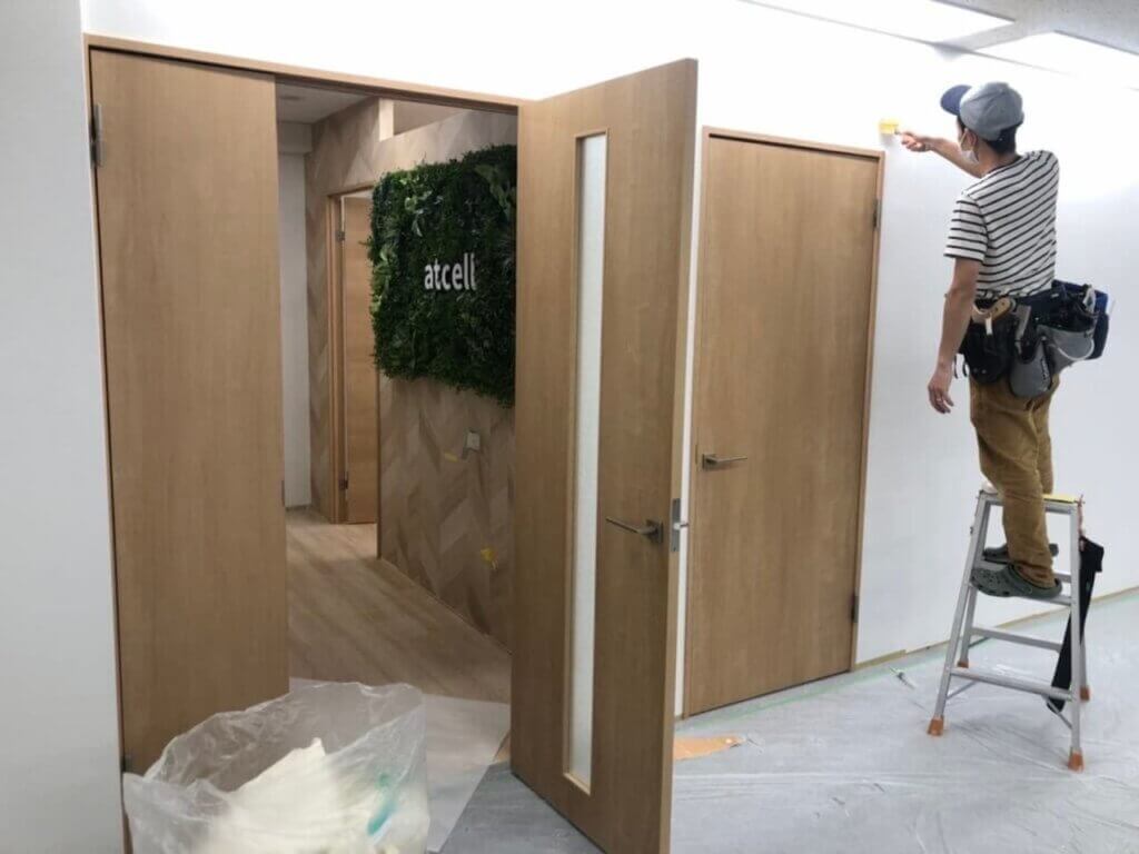 造作壁でエントランスを仕切った事例